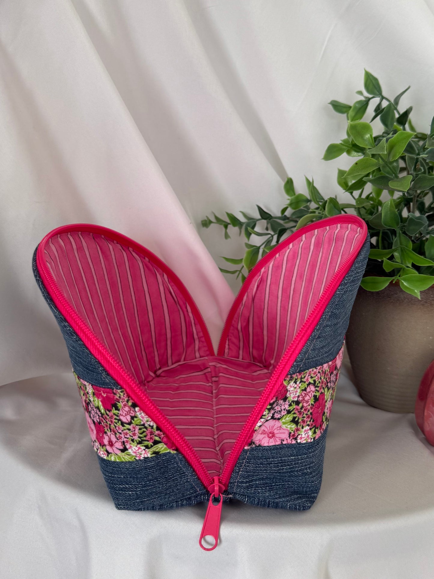 Clam Shell Pouch